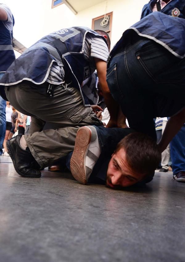 Halkevleri ve ÖDP üyesi 22 kişiye, Cumhurbaşkanı Recep Tayyip Erdoğan'a hakaretten dava açıldı.