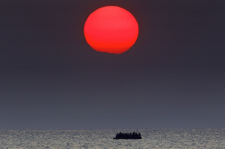 A dinghy overcrowded with Syrian refugees drifts in the Aegean sea between Turkey and Greece after its motor broke down off the Greek island of Kos, August 11, 2015. United Nations refugee agency (UNHCR) called on Greece to take control of the "total chaos" on Mediterranean islands, where thousands of migrants have landed. About 124,000 have arrived this year by sea, many via Turkey, according to Vincent Cochetel, UNHCR director for Europe. REUTERS/Yannis Behrakis TPX IMAGES OF THE DAY