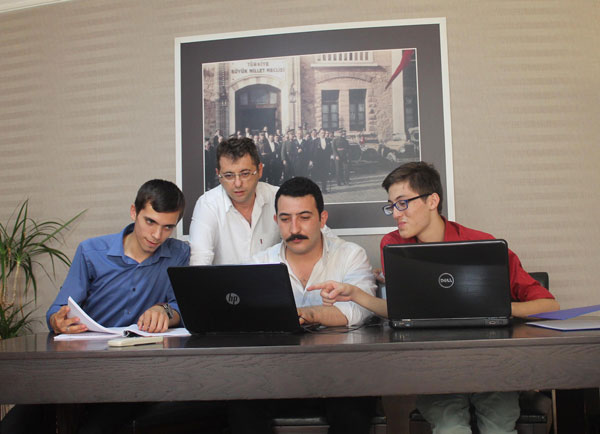 MHP İzmir İl Teşkilatı binasında kurulan sosyal medya timi. Fotograf: Sözcü