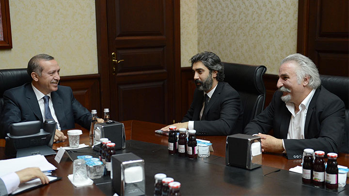 Necati Şaşmaz ve Hasan Kaçan o dönem Başbakanlık koltuğunda oturan Erdoğan'ın ofisinde. Fotoğraf: Akşam.com.tr