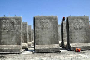 Sınıra konulan beton blokların üzerinde Hatay Valiliği'nin logosu bulunuyor. (DHA)