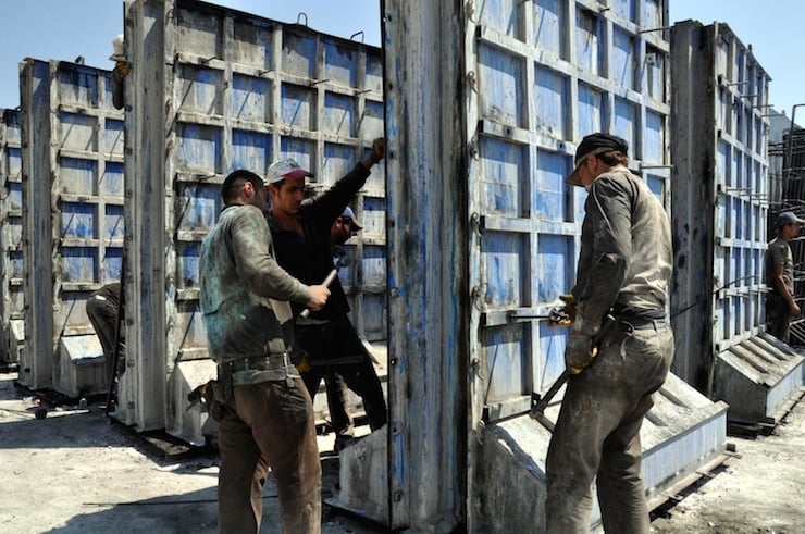 Hatay'ın Reyhanlı ilçesinde çalışmalar aralıksız devam ediyor. (DHA)
