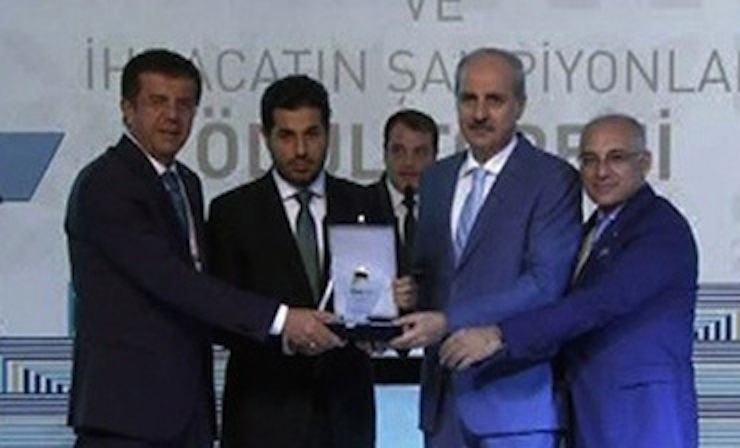 Bakan Zeybekci, 17 Aralık'ın kilit ismi Rıza Sarraf'a ihracat şampiyonu ödülünü veren bakanlardan biriydi. (Fotoğraf: DHA)