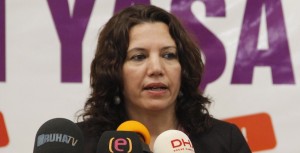 HDP Milletvekili Selma Irmak Hakkari'de canlı kalkan oldu. Fotoğraf: DHA.