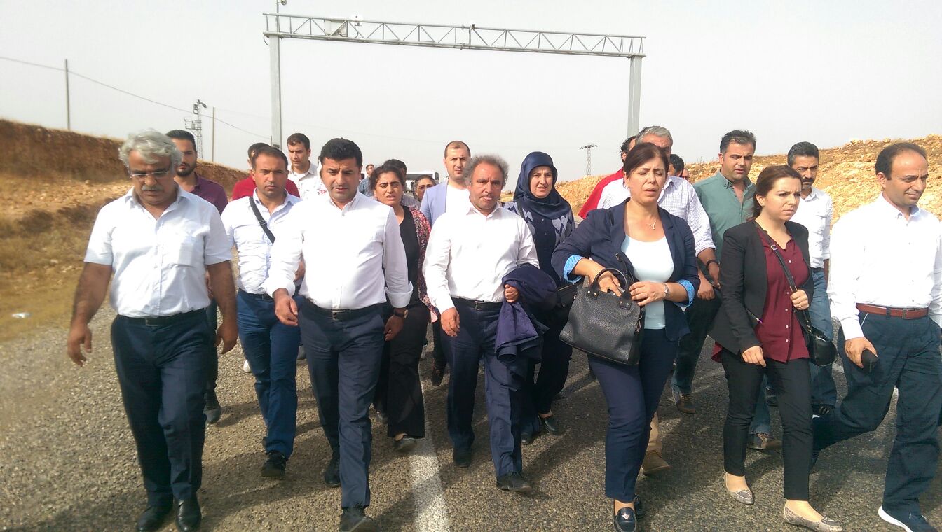 HDP'li heyet Cizre'ye yürüyor.