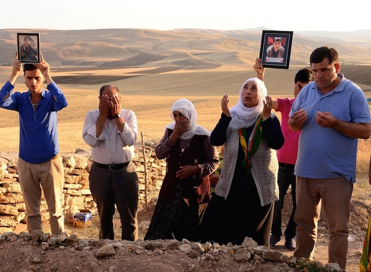 AYNI KOYDE DOGAN, KARDES GIBI BUYUYEN, AYNI OKULA GIDEN, BIRLIKTE ISE GIREN RECEP BEYCUR ILE RIDVAN IPEK'IN AILELERI (SOLDAN SAGA), SELAHATTIN BEYCUR, SEYRAN BEYCUR, ADUL IPEK VE RAMIS IPEK EL ELE TUTUP, YAKINLARI VE IHD UYELERI ILE MEZARLIGA GIDIP DUA ETTIKTEN SONRA BARIS NOBETI TUTTU. (FOTO. TURGAY IPEK / ERZURUM, (DHA)