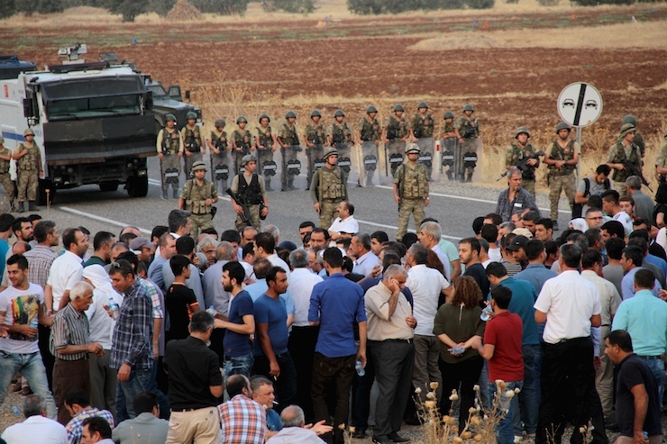 Turkish soldiers block a road to stop a convoy, carrying a delegation of the pro-Kurdish Peoples' Democratic Party (HDP), near the southeastern town of of Idil, Turkey, September 9, 2015. Pro-Kurdish politicians, including cabinet ministers, attempted to march to a town in southeast Turkey on Thursday to protest a week-old curfew there, as their party came under fire from President Tayyip Erdogan and from a court investigation of their leader. Conflict between militants of the Kurdistan Workers Party (PKK) and Turkish security forces has surged since a ceasefire collapsed in July, shattering a peace process launched in 2012 and leaving hundreds dead. Picture taken September 9, 2015. REUTERS/Sertac Kayar