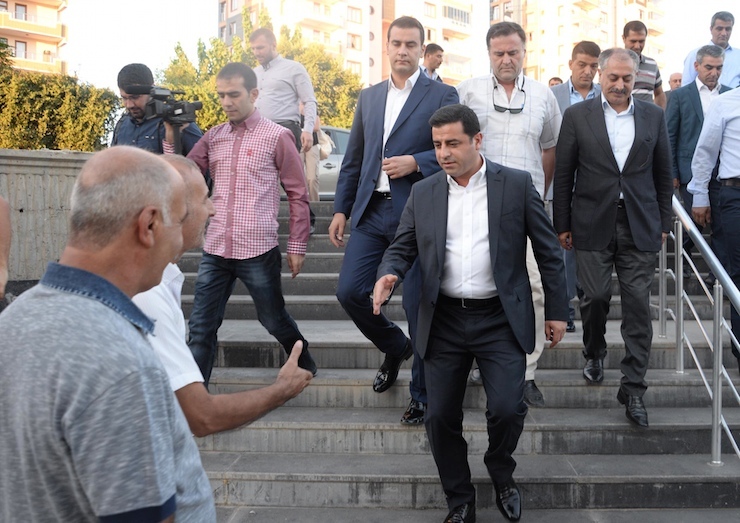 BAYRAM NAMAZINI DIYARBAKIR'DA KILAN HDP ES GENEL BASKANI SELHATTIN DEMIRTAS, HEM BAYRAM MESAJINI VEERDI HEM GUNDEM ILE ILGLI ACIKLAMALAR YAPTI. FOTO:FERIT ASLAN-DIYARBKIR-DHA