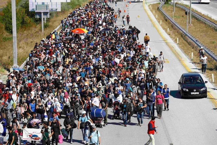 Migrants walk towards the Greece border on a road near Edirne, Turkey, September 18, 2015. Hundreds of mainly Syrian migrants resumed their march towards western Turkey's border with Greece on Friday after camping for several days on the side of the highway, a Reuters photographer at the scene said. REUTERS/Osman Orsal