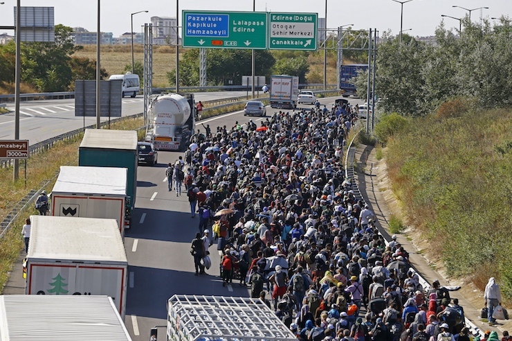REFILE - QUALITY REPEATMigrants walk towards the Greek border on a highway near Edirne in Turkey September 18, 2015. Hundreds of mainly Syrian migrants resumed their march towards western Turkey's border with Greece on Friday after camping for several days on the side of the highway, a Reuters photographer at the scene said. REUTERS/Osman Orsal