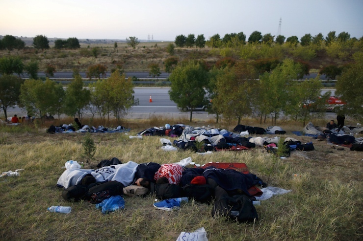 Syrian migrants sleep on the side of a highway near Edirne as they rest from their travel towards the Greece border, Turkey, September 16, 2015. Turkish security forces stopped hundreds of people, mainly Syrians, from marching towards western Turkey's border with Greece on Tuesday in a bid to reach Europe, potentially opening up a new front in the escalating migrant crisis. REUTERS/Osman Orsal
