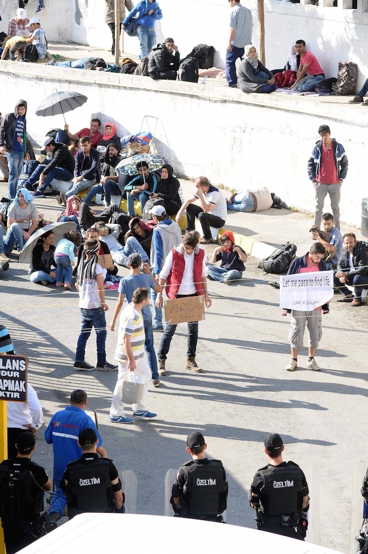 SIGINMACILARIN, BAYRAMPASA'DAKI BUYUK ISTANBUL OTOGARI'NDAKI BEKLEYISI SURUYOR. YOLA OTURAN SIGINMACILARDAN BAZILARI SLOGAN ATTI. FOTOGRAF: TANER YENER/ISTANBUL,(DHA)