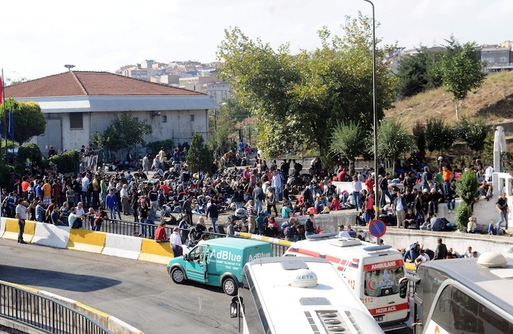 SIGINMACILARIN, BAYRAMPASA'DAKI BUYUK ISTANBUL OTOGARI'NDAKI BEKLEYISI SURUYOR. YOLA OTURAN SIGINMACILARDAN BAZILARI SLOGAN ATTI. FOTOGRAF: TANER YENER/ISTANBUL,(DHA)