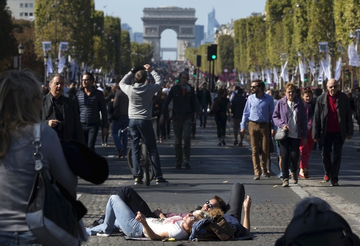 People enjoy the sun on the Champs-Elysees, September 27, 2015 as central Paris goes car-free. Central Paris goes car-free on Sunday as part of its fight against air pollution. The French capital's central arrondissements and areas around landmarks such as the Eiffel Tower and Champs-Elysees are free from car noise and exhaust fumes, allowing people to stroll, cycle or skate between 0900 GMT and 1600 GMT. REUTERS/Philippe Wojazer