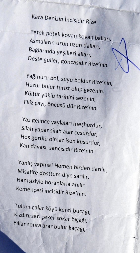 ATATURK'UN RIZE'YE GELISININ 91'INCI YIL DONUMU CUMHURIYET MEYDANINDA TORENLE KUTLANDI. TOREN SIRASINDA CAY ORTA OKULU OGRENCISI 10 YASINDAKI M.Y.'NIN OKUDUGU SIIRDEKI BAZI DIZELER TEPKI CEKTI. FOTO: MUHAMMET KACAR RIZE-DHA
