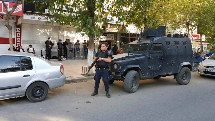 SIIRT'TE, DBP VE IHD SIIRT SUBESI'NE SABAH BASKIN DUZENLEYEN POLIS, 8 KISIYI GOZALTINA ALDI. FOTO: TURAN KOYUNCU/SIIRT, (DHA)