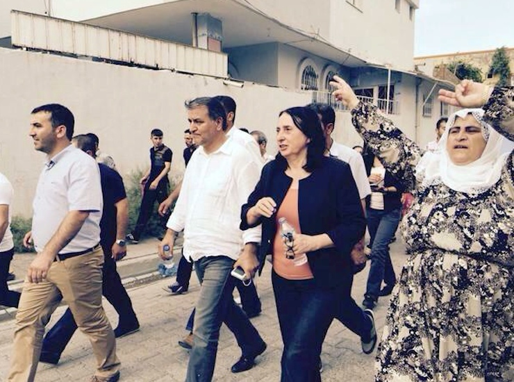 HDP'li vekiller Cizre sokaklarında halkla buluştu.