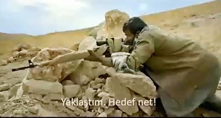 AK PARTI SANLIURFA MILLETVEKILI FARUK CELIK SECIM CALISMASINDA PKK TURK-KURT AYRIMI YAPMIYOR SLOGANIYLA KARDESLIK VURGUSUNUN YAPILDIGI BIR KLIBI SECIM CALISMASINA KOYDU. FOTO:SANLIURFA-DHA