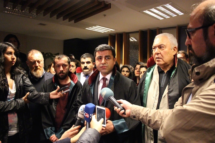 HDP ES BASKANI SELAHATTIN DEMIRTAS, CAGLAYAN'DAKI ISTANBUL ADALET SARAYI'NA GELEREK HAKLARINDA ADLIYE ONUNDE ANKARA PROTESTOSUNDA BULUNDUKLARI ICIN SORUSTURMA ACILAN AVUKATLARA DESTEK VERDIGINI ACIKLADI. FOTO: OZDEN ATIK / ISTANBUL DHA