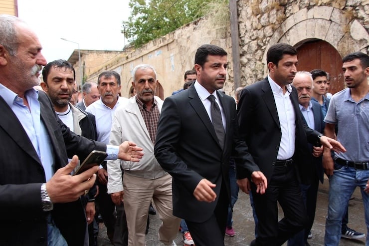HDP ESGENEL BASKANI SELAHATTIN DEMIRTAS, ANKARA'DAKI PATLAMADA HAYATINI KAYBEDEN 9 YASINDAKI MUHAMMED VEYSEL VE BABASI IBRAHIM ATILGAN'IN, BATMAN'IN GERCUS ILCESI'NDE DUZENLENEN TAZIYESINE KATILDI. FOTO: ARIF ARSLAN/BATMAN, (DHA)