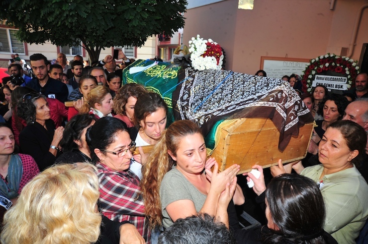 BOLU‚ÄôNIN GEREDE ILCESINDE YURDA GIDERKEN UGRADIGI BICAKLI SALDIRI SONUCU YASAMINI YITIREN UNIVERSITE OGRENCISI DILAY GUL, BURSA‚ÄôNIN GEMLIK ILCESINDE TOPRAGA VERILDI. DILAY‚ÄôIN TABUTUNU, ARALARINDA CHP MILLETVEKILLERININ DE BULUNDUGU KADINLAR TASIDI. FOTO HASAN BOZBEY/GEMLIK(BURSA), (DHA)