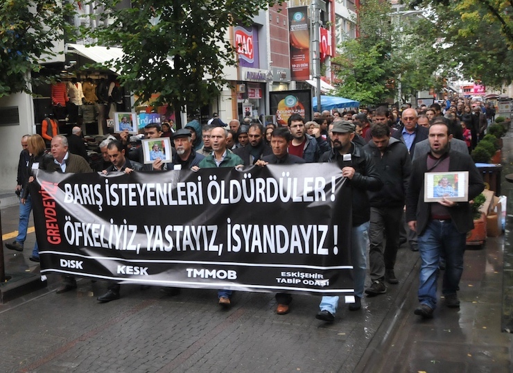 ESKISEHIR'DE YAKLASIK 500 KISI ANKARA'DAKI TEROR SALDIRISINI PROTESTO ICIN YURUYUS YAPTI. FOTO:EYUP KELEBEK-ESKISEHIR/DHA