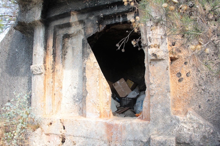 MUGLA'NIN FETHIYE ILCESI'NDE MO. 4'UNCU YUZYILDAN KALMA KAYA MEZARLAR, VATANDASLAR TARAFINDAN DEPO OLARAK KULLANILIYOR.(FOTO:ERGUN TOS/FETHIYE-DHA)