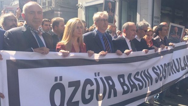 gazeteciler yuruyus