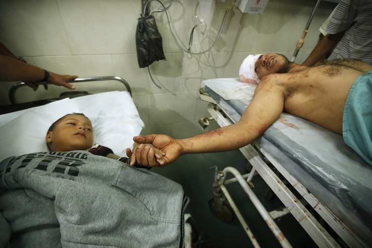 İsrail'in hava saldırısında yaralanan baba ve oğul. Fotoğraf: Reuters