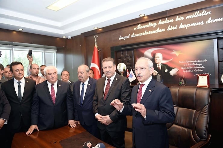 CHP GENEL BASKANI KEMAL KILICDAROGLU, GAZIANTEP'TE ESNAF VE STK'LAR ILE BIR ARAYA GELDI. KILICDAROGLU, ANKARA EMNIYET MUDURU'NUN GOREVDEN UZAKLASTIRILMASINI ELESTIRDI, ICISLERI VE ADALET BAKANININ ISTIFA GETMESI GEREKTIGINI SOYLEDI. FOTO: GAZIANTEP - DHA