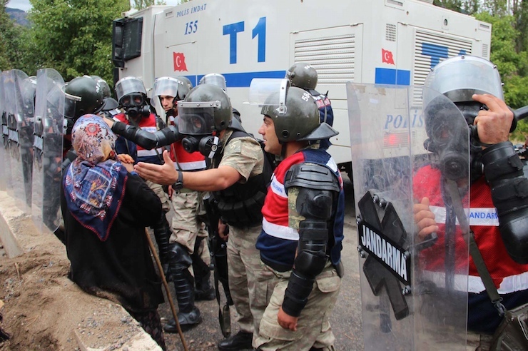 SUSEHRI ILCESINE BAGLI TATAR KOYUNDE, SULARINI KOMSU KOYLERLE PAYLASMAK ISTEMEYEN KOYLULERE JANDARMA VE POLIS EKIPLERI GAZ BOMBABI VE TOMA ILE MUDAHALE EDERKEN, OLAYDA 1'I ASKER 4 KISI YARALANDI, KOYLULER FENALIK GECIRDI (FOTO:BULENT TATLI/SUSEHRI-DHA)