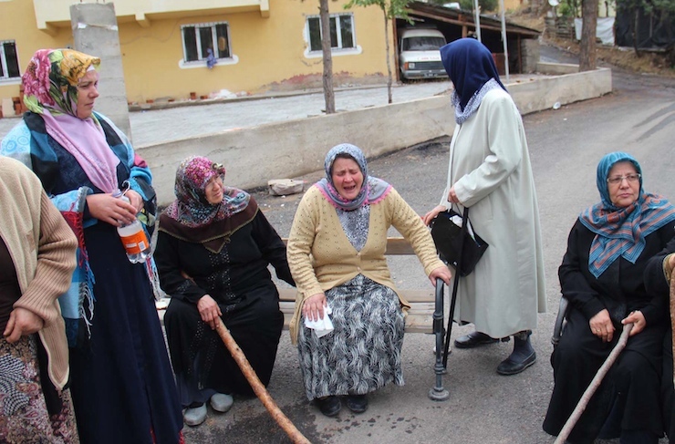 SUSEHRI ILCESINE BAGLI TATAR KOYUNDE, SULARINI KOMSU KOYLERLE PAYLASMAK ISTEMEYEN KOYLULERE JANDARMA VE POLIS EKIPLERI GAZ BOMBABI VE TOMA ILE MUDAHALE EDERKEN, OLAYDA 1'I ASKER 4 KISI YARALANDI, KOYLULER FENALIK GECIRDI (FOTO:BULENT TATLI/SUSEHRI-DHA)
