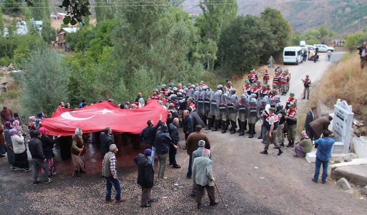 SUSEHRI ILCESINE BAGLI TATAR KOYUNDE, SULARINI KOMSU KOYLERLE PAYLASMAK ISTEMEYEN KOYLULERE JANDARMA VE POLIS EKIPLERI GAZ BOMBABI VE TOMA ILE MUDAHALE EDERKEN, OLAYDA 1'I ASKER 4 KISI YARALANDI, KOYLULER FENALIK GECIRDI (FOTO:BULENT TATLI/SUSEHRI-DHA)