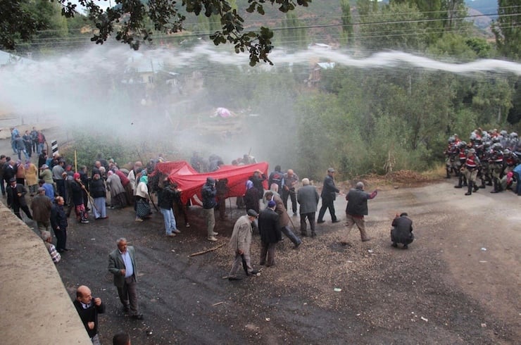 SUSEHRI ILCESINE BAGLI TATAR KOYUNDE, SULARINI KOMSU KOYLERLE PAYLASMAK ISTEMEYEN KOYLULERE JANDARMA VE POLIS EKIPLERI GAZ BOMBABI VE TOMA ILE MUDAHALE EDERKEN, OLAYDA 1'I ASKER 4 KISI YARALANDI, KOYLULER FENALIK GECIRDI (FOTO:BULENT TATLI/SUSEHRI-DHA)