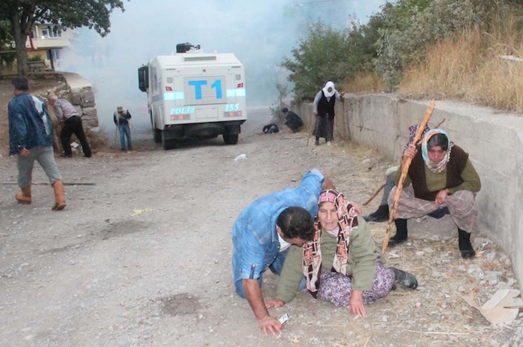SUSEHRI ILCESINE BAGLI TATAR KOYUNDE, SULARINI KOMSU KOYLERLE PAYLASMAK ISTEMEYEN KOYLULERE JANDARMA VE POLIS EKIPLERI GAZ BOMBABI VE TOMA ILE MUDAHALE EDERKEN, OLAYDA 1'I ASKER 4 KISI YARALANDI, KOYLULER FENALIK GECIRDI (FOTO:BULENT TATLI/SUSEHRI-DHA)