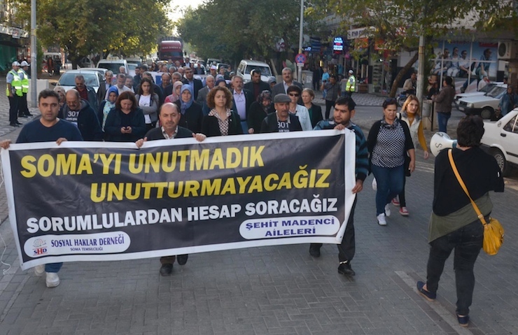 MANISA'NIN SOMA ILCESI'NDE 301 MADENCININ YASAMINI YITIRDIGI FACIAYLA ILGILI 8'I TUTUKLU 46 SANIKLI DAVANIN GORULMESINE, ANKARA'DAKI TEROR SALDIRISINDAN DOLAYI VERILEN BIR GUNLUK ARADAN SONRA KALDIGI YERDEN DEVAM EDILECEK. SOMALI AILELER YURUYUS YAPARAK SALONA GIRDI. (FOTO: BARIS GEZICI / AKHISAR DHA)