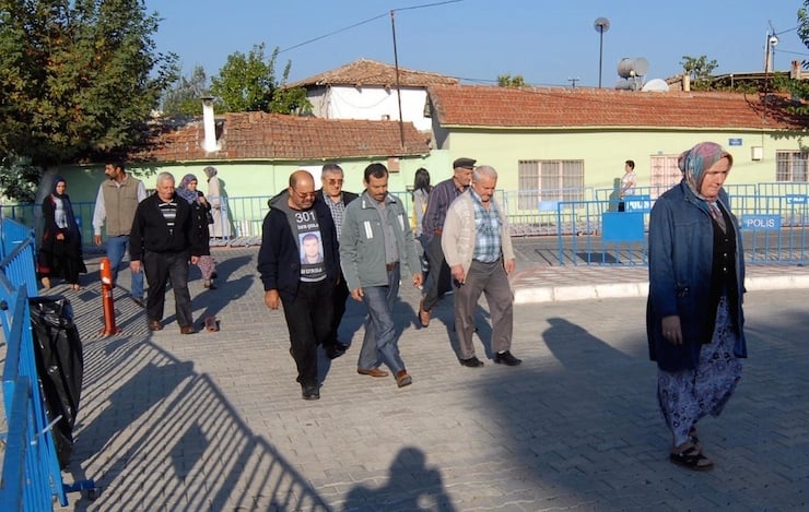 MANISA'NIN SOMA ILCESI'NDE 301 MADENCININ YASAMINI YITIRDIGI FACIAYLA ILGILI 8'I TUTUKLU 46 SANIKLI DAVANIN, AKHISAR AGIR CEZA MAHKEMESI'NDE, GORULMESINE YENIDEN BASLANDI. BU DURUSMADA, OCAGIN U 3 BOLGESINDE CALISTIKLARI SIRADA FACIAYI YASAYAN MADENCILER, TANIKLIKLARINI ANLATMAYA BASLADI. OLEN ISCILERIN AILELERI DE, BIREYSEL AVUKATLARIN YANI SIRA CAGDAS HUKUKCULAR DERNEGI VE SOSYAL HAKLAR DERNEGI ADINA KATILAN AVUKATLARLA BIRLIKTE DURUSMAYI TAKIP ETMEK ICIN MAHKEME SALONUNA GELDI. (FOTO: TAYLAN YILDIRIM / AKHISAR (DHA)