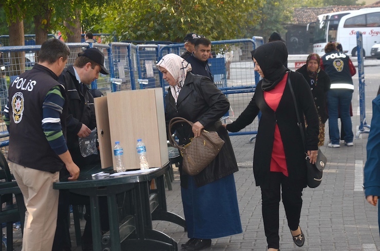 SOMA MADEN FACIASI DAVASININ GORULDUGU DURUSMA SALONUNDA YINE DUYGUSAL ANLAR YASANDI. (FOTO: BARIS GEZICI AKHISAR DHA)