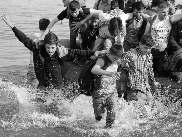 MIDILLI ADASINA BOTLA BU SABAHL GECENLER SAHILDE YASADIKLARI KABUSUN ETKISINDEN KURTULAMADI. BAZILARI ISE ADAYA GECIS SEVINCI YASADI.(FOTO: BODRUM, DHA) (INTERNETTEN ALINDI)