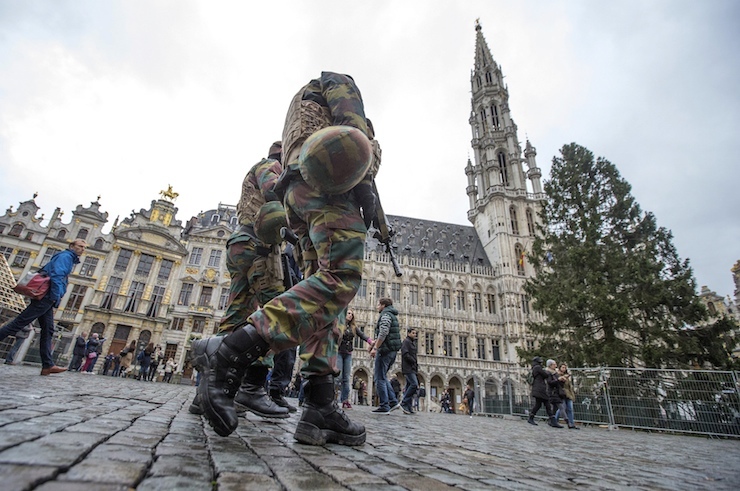 Belgian soldiers patrol on Brussels Grand Place after security was tightened in Belgium following the fatal attacks in Paris on Friday, in Brussels, Belgium, November 20, 2015. REUTERS/Yves Herman