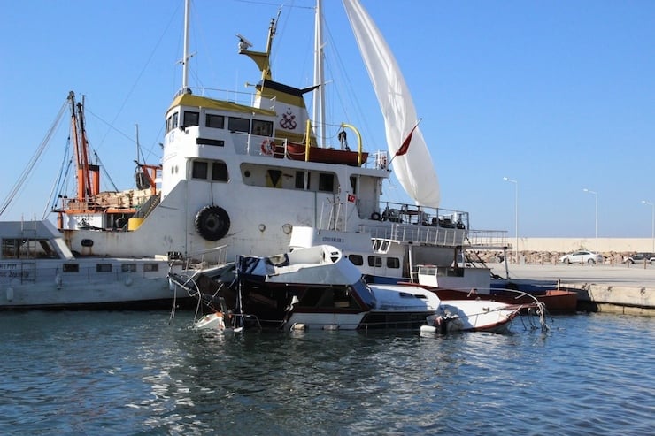 CANAKKALE'NIN AYVACIK ILCESI'NDEN UMUT YOLCULUGUNA CIKAN 41 KACAGIN ICINDE BULUNDUGU AHSAP TEKNE LIMANIN MENDIREGININ KAYALIKLARINA CARPARAK SU ALARAK BATMAYA BASLADI. YEDISI COCUK 14 KISI OLDUGU FACIADA, SAHIL GUVENLIK EKIPLERI 27 UMUT YOLCUSUNU KURTARDI. (FOTO:  AYVACIK, DHA)