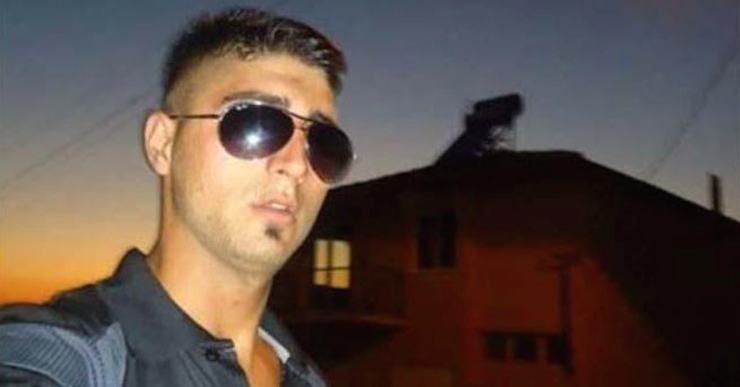 Menemen İlçesi'nde, kavga sırasında ağabeyi 23 yaşındaki Ümit Demir'i korumak için önüne geçen 21 yaşındaki Emrah Demir'i