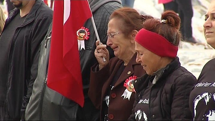 MALTEPE BELEDIYESI, ATATURK'UN OLUMUNUN YILDONUMUNDE DENIZDE ANMA ETKINLIGI DUZENLEDI. 09.05'TEKI SAYGI DURUSUNUN ARDINDAN, "ATA'YA SAYGI DALISI" KAPSAMINDA DALGICLAR DENIZDEN ATATURK'UN GOZLERININ YERALDIGI TABLOYLA CIKTI. (ISTANBUL, DHA)