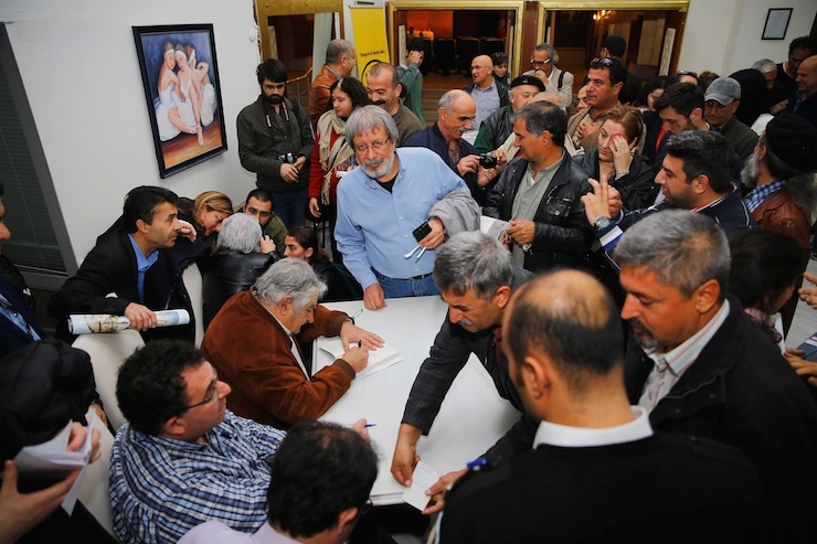 URUGUAY ESKI DEVLET BASKANI JOSE MUJICA, IZMIR'DE KATILDIGI SOYLESIDE SOMA'DA HAYATINI KAYBEDEN 301 MADENCININ ADININ UNUTULMAMASI GEREKTIGINI BELIRTEREK, TUM DUNYADA MADENLERDE OLEN ISCILERI ANMAK ICIN BIR DUNYA GUNU ILAN EDILMESINI ISTEDI.(FOTO:IZMIR DHA)