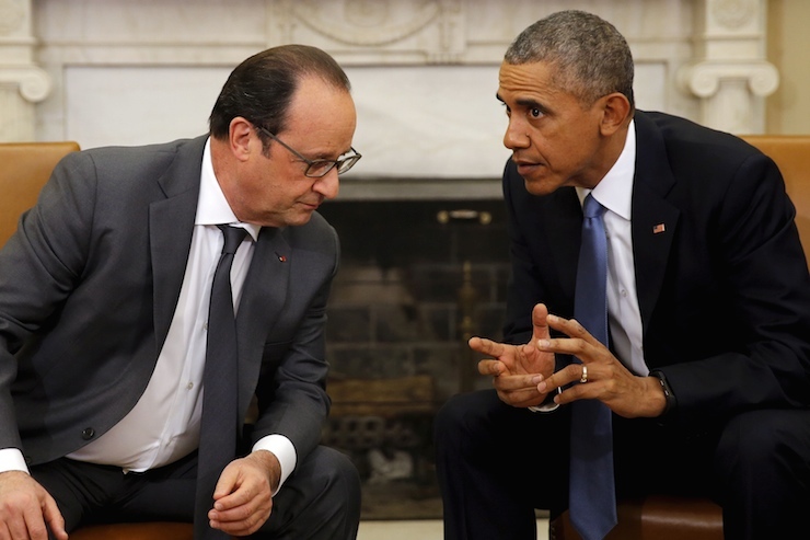 President Obama talks with President Francois Hollande during a bilateral meeting at the Oval Office of the White House in Washington, November 24, 2015. REUTERS/Carlos Barria