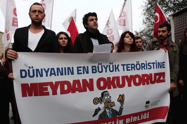 TGB UYESI BIR GRUP, ISTINYE'DEKI ABD ISTANBUL BASKONSOLOSLUGU ONUNDE G20 ZIRVESI ICIN TURKIYE'YE GELECEK OLAN ABD BASKANI BARACK OBAMA'YI PROTESTO AMACIYLA EYLEM YAPTI. (FOTO:MURAT DELIKLITAS/ISTANBUL-DHA)