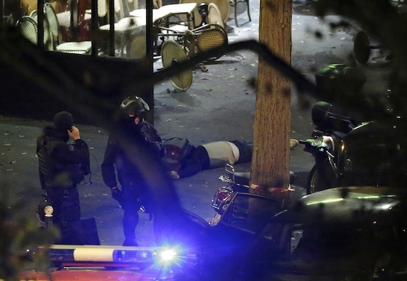 VISUAL COVERAGE OF SCENES OF INJURY OR DEATH French special forces policemen stand next to a victim on the sidewalk outside a cafe at the Bataclan concert hall following fatal shootings in Paris, France, November 14, 2015. REUTERS/Christian Hartmann