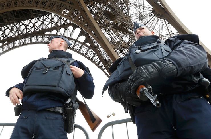 Police take up position under the Eiffel Tower the morning after a series of deadly attacks in Paris , November 14, 2015. REUTERS/Yves Herman