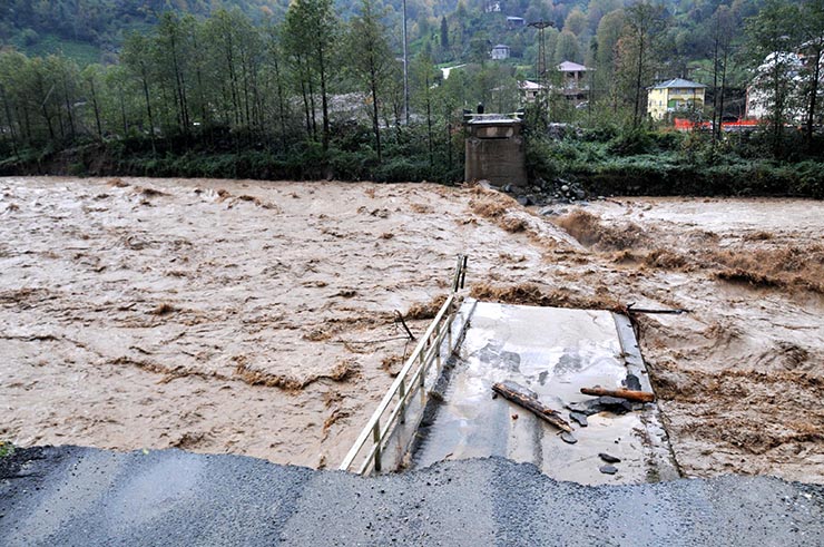 RIZE'NIN CAYELI ILCESI MADENLI BELDESI'NDEKI GURCAM MAHALLESINE GIDEN KOPRU BUYUKDERENIN TASMASI SONUCU YIKILDI. FOTO: MUHAMMET KACAR RIZE-DHA