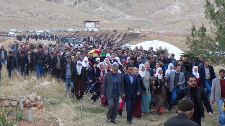 Silvan'da hayatını kaybeden sivilleri yüzlerce kişi uğurladı. 